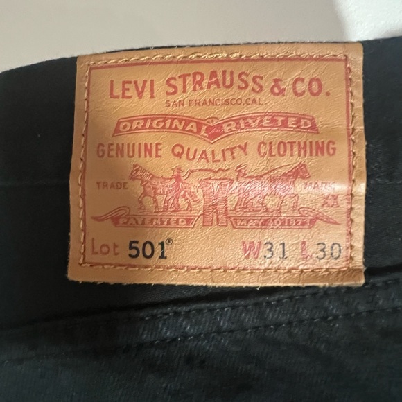 It’s levis 501 jean waist 31 length 30. Hardly worn, doesn’t fit me anymore - Picture 2 of 2